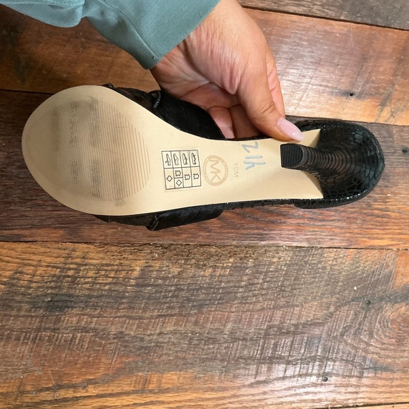 Michael Kors Nadia Black Haircalf Snakeskin T-Strap Heels Sandals Size 10M - Picture 11 of 13